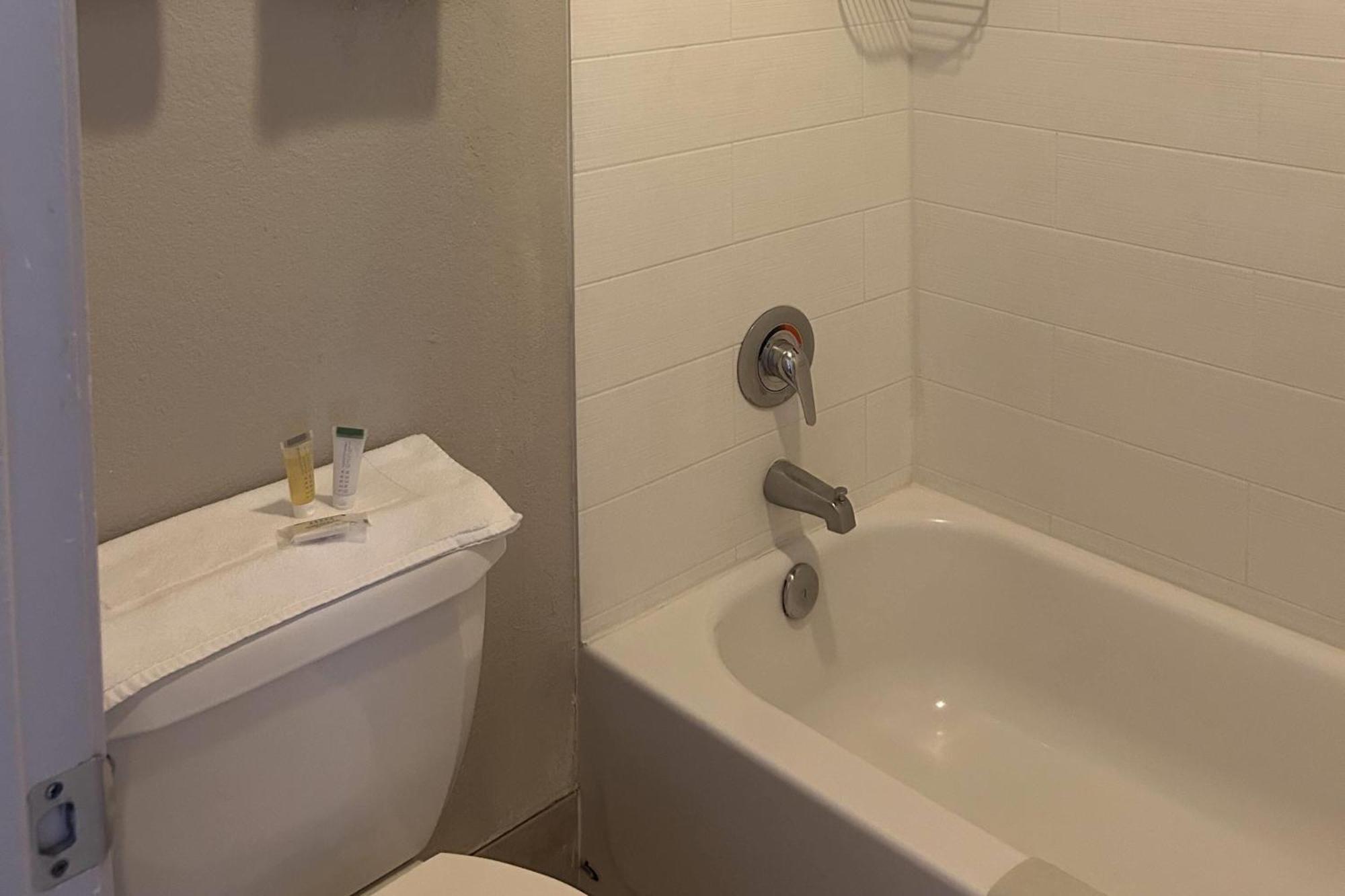 Days By Wyndham West Motel 2*