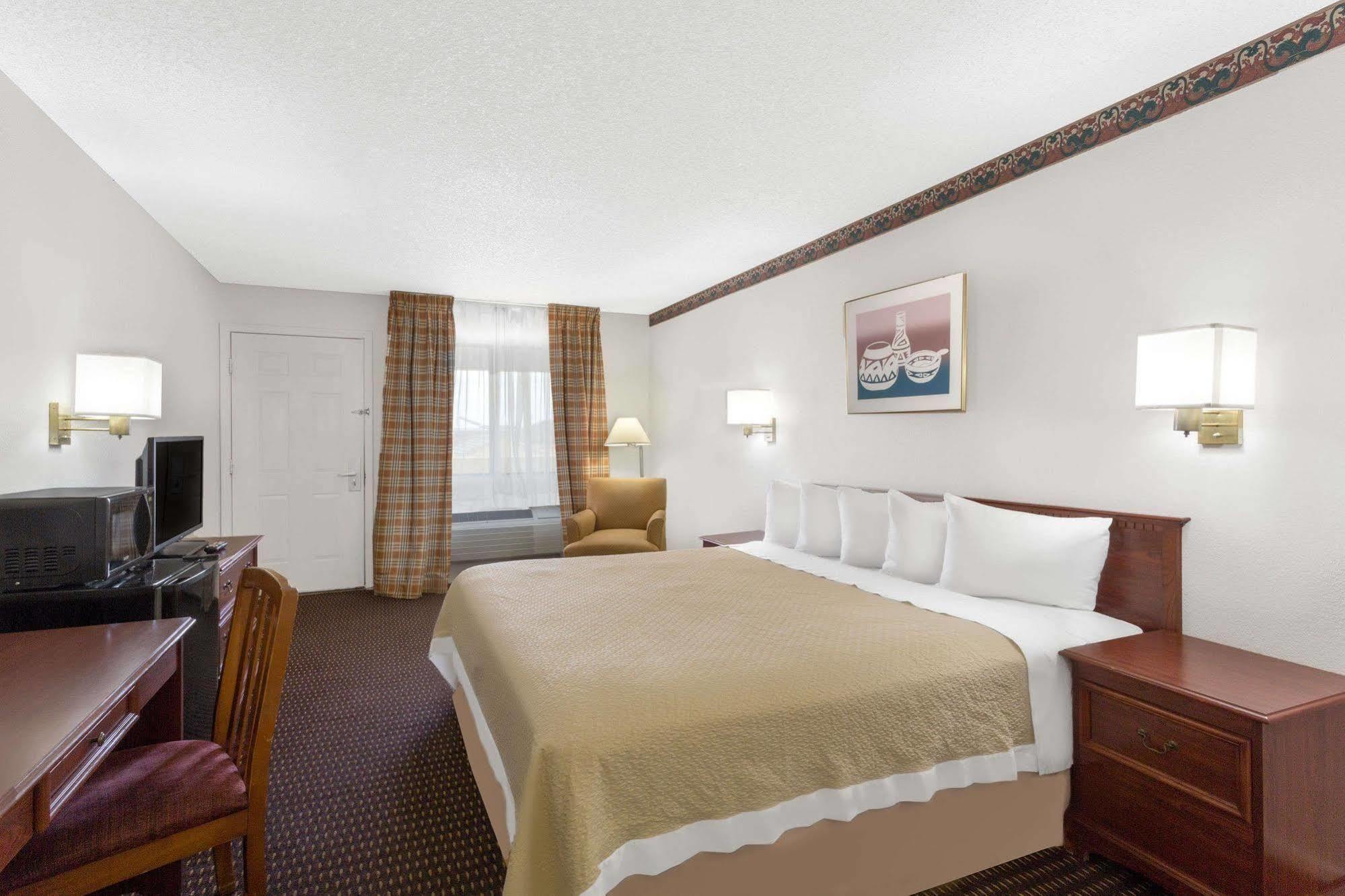 Days By Wyndham West Motel